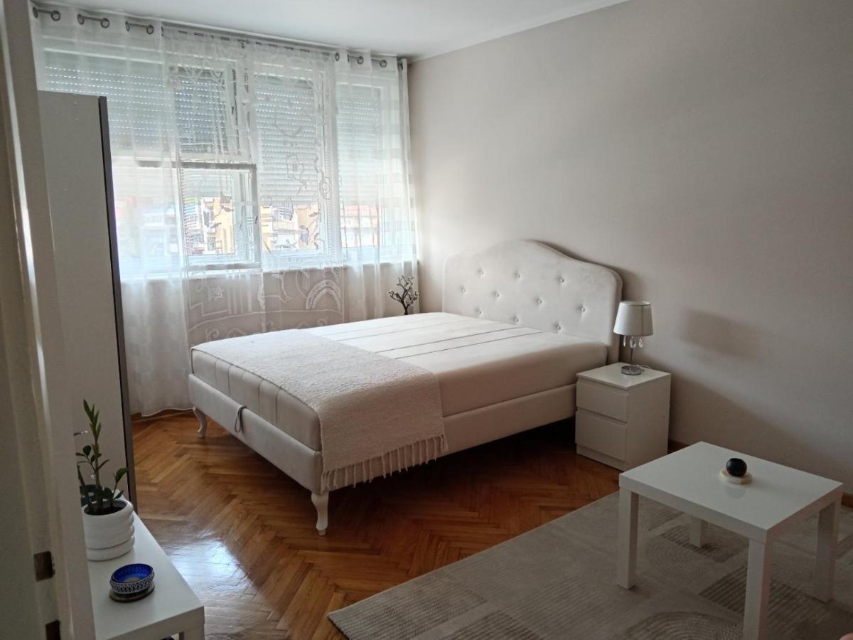 Red Square Apartment Pirot Extérieur photo